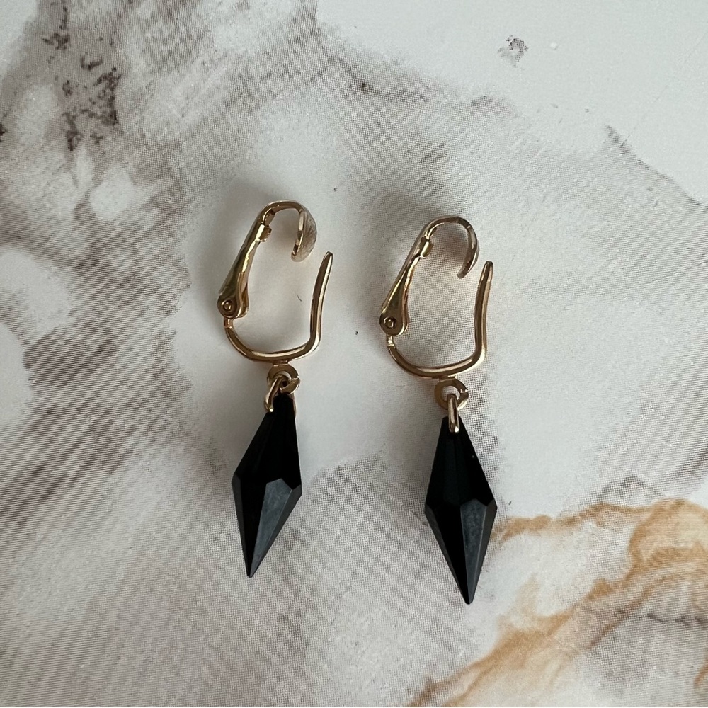 Sarah Coventry Vintage Black and Gold Clip On Earrings